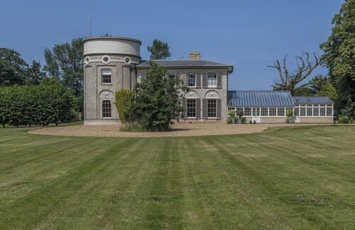 Ormesby Manor - 8 Beds - Sleeps 16 - Hot Tub