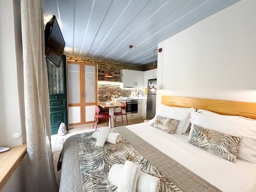 Kukuvayia s Nest-centre Old Town Corfu