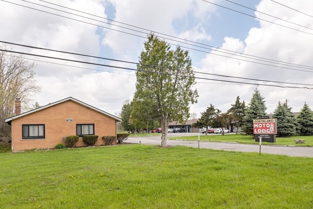 Private Room w/ Bath & Kitchen Access in Brownstown