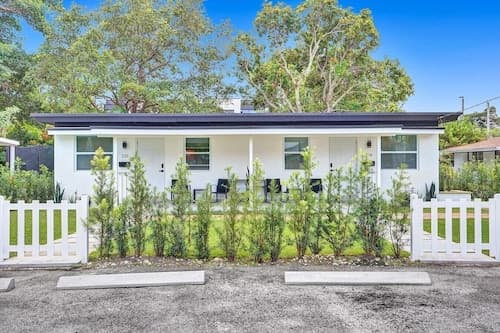 Modern Hallandale Apt w/ Backyard Near Beach