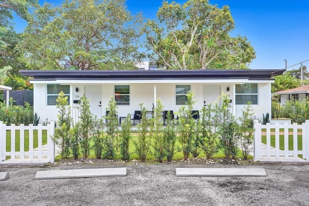 Modern Hallandale Apt w/ Backyard Near Beach