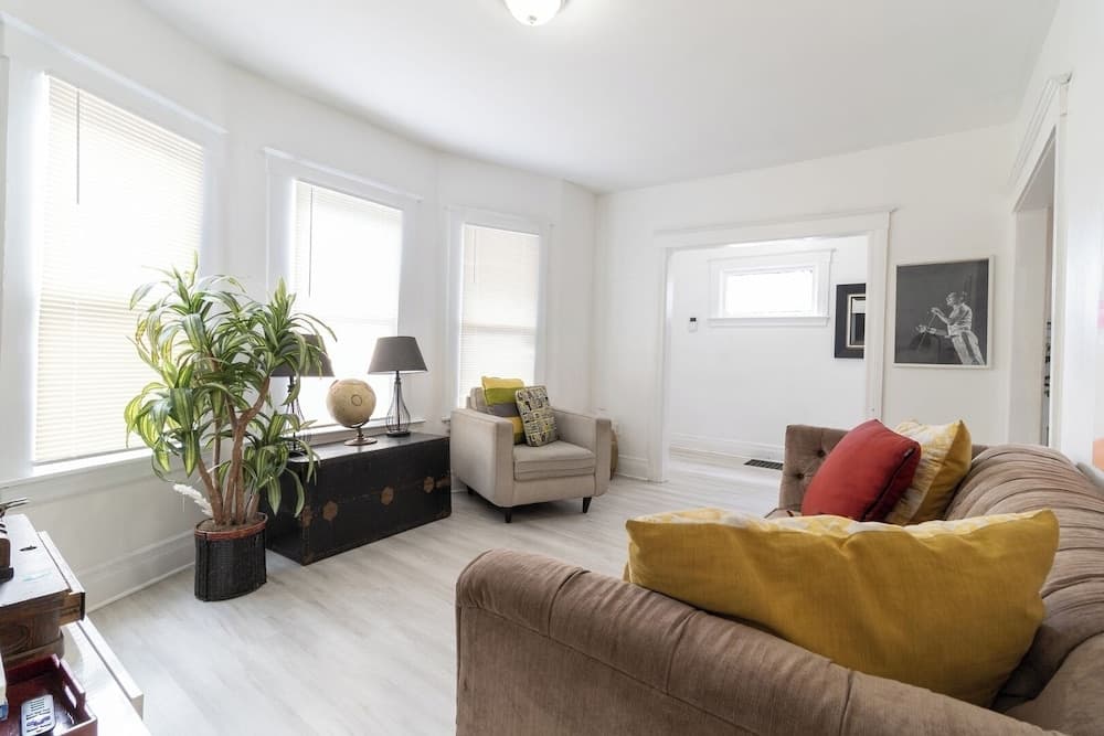 Family-friendly 4BR Detroit Home: Wifi & Parking