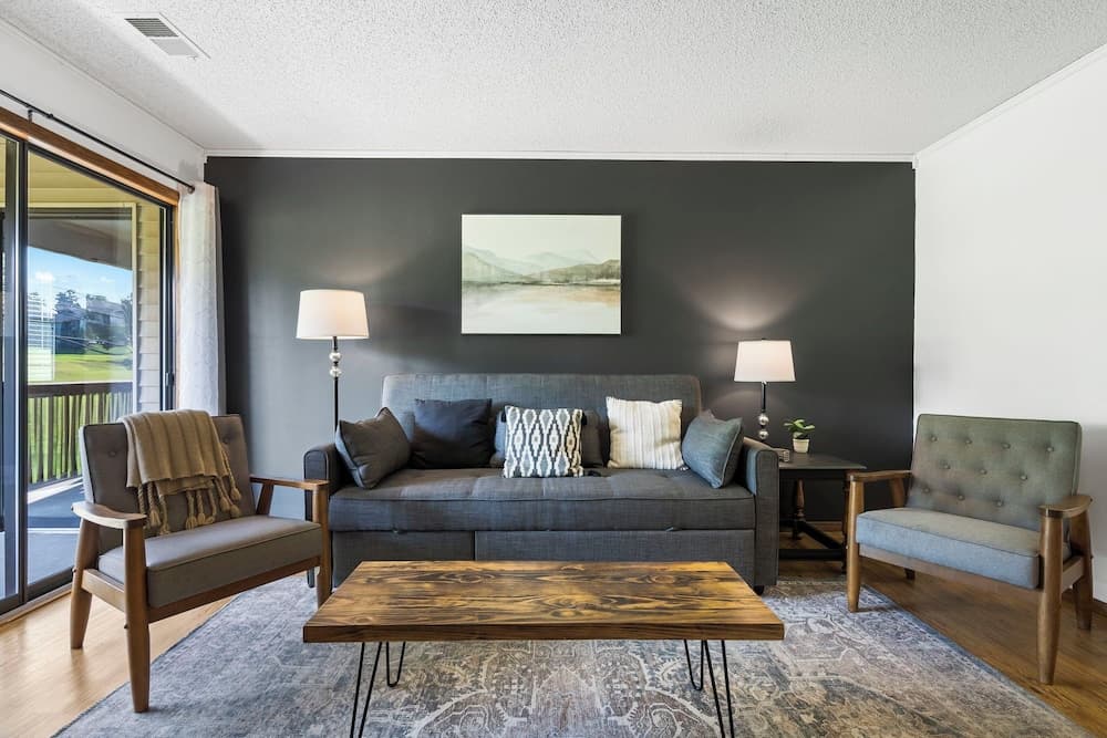 Tee Time on Turnberry Surrounded by the Shore of Lake Taneycomo