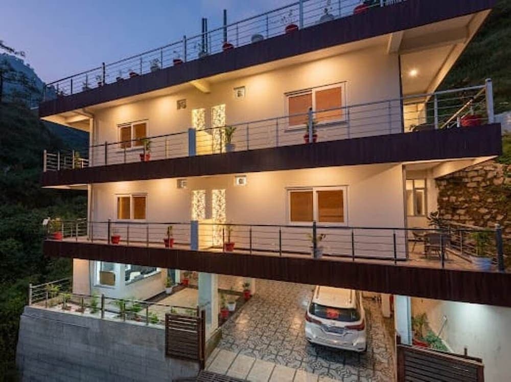 Konaklama yerinin ön cephesi - akşam/gece