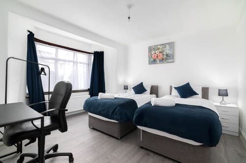 Refurbished 4-bed Family Home-near Central London