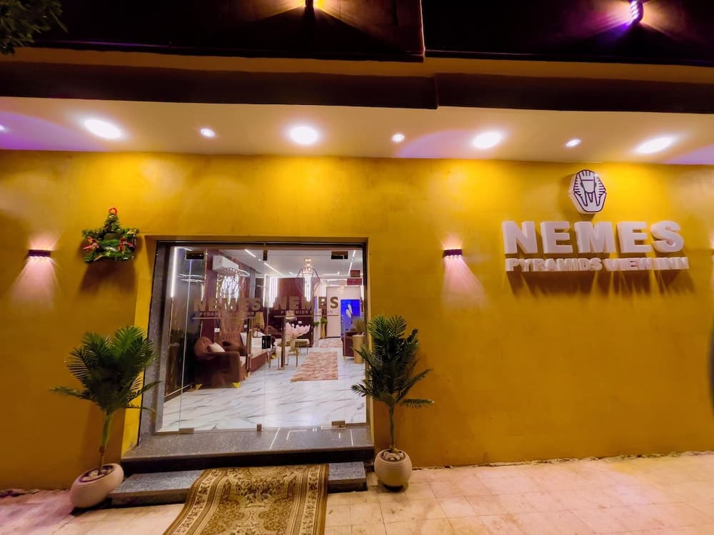 Nemes Pyramids View INN