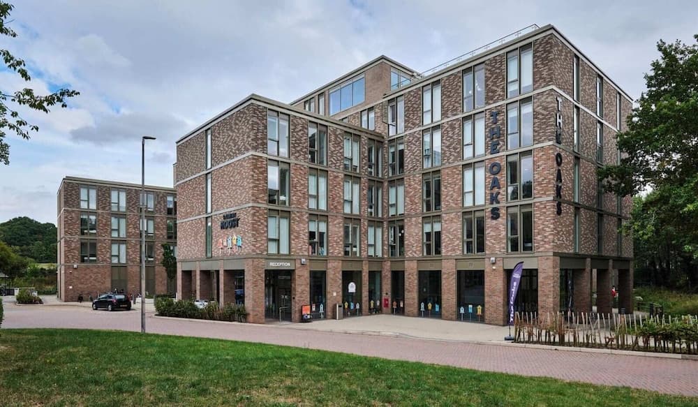 Student Only The Oaks