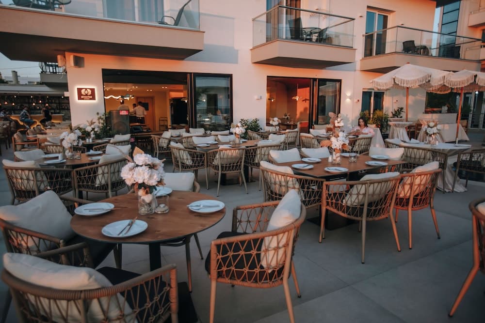 Avenue Hotel