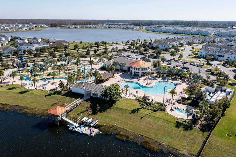 5021 WA - Stunning Townhome With Private Pool