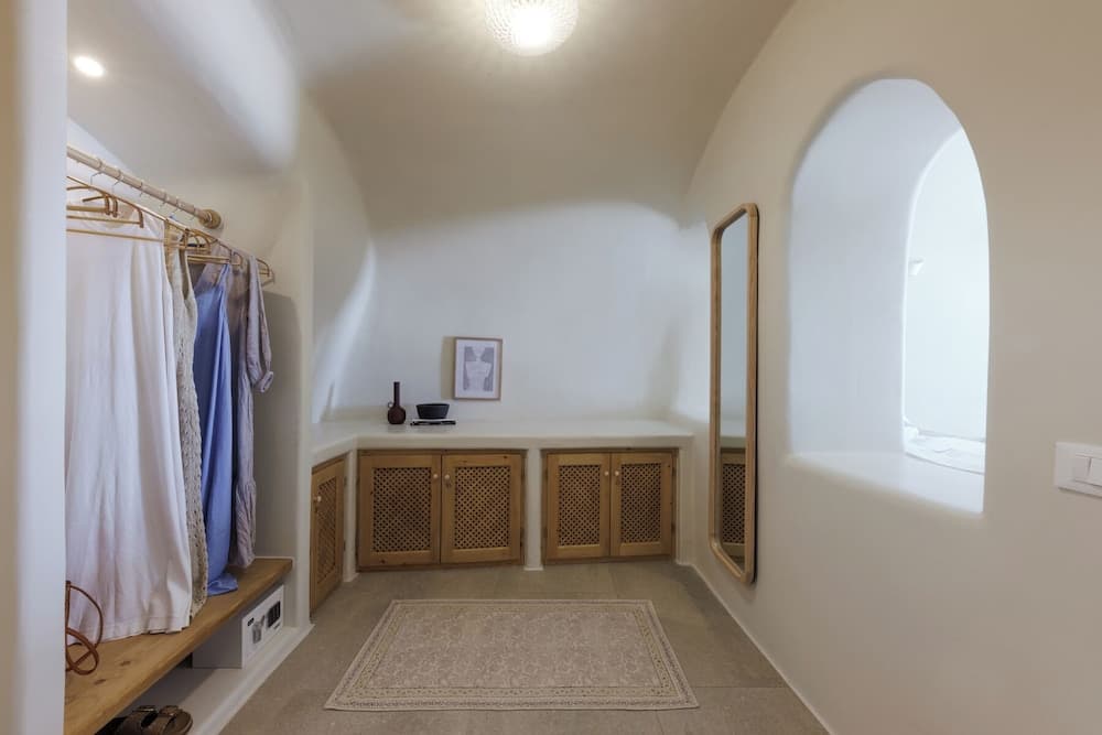 Lunar Sea Suite Hot-tub & Caldera View