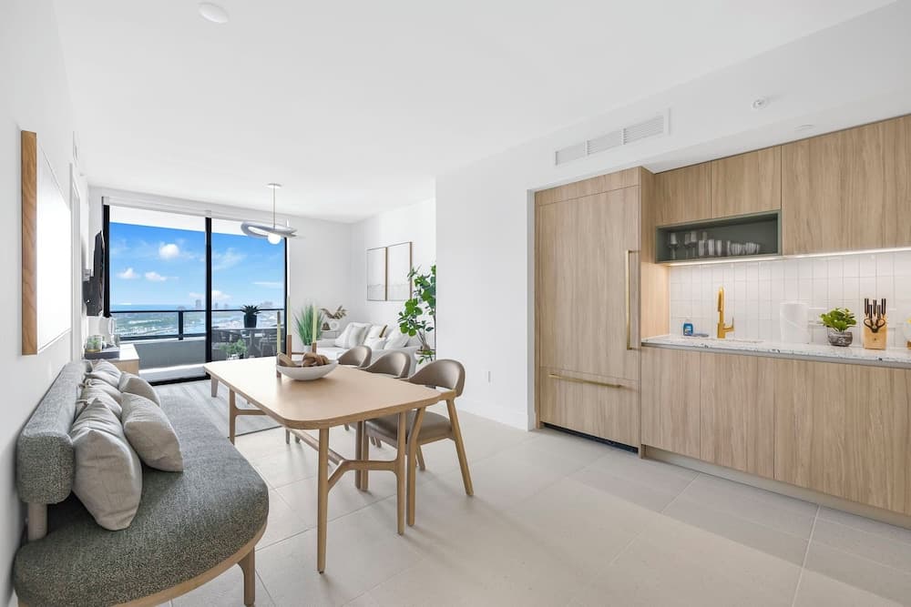 Experience Luxury & Bayfront Views