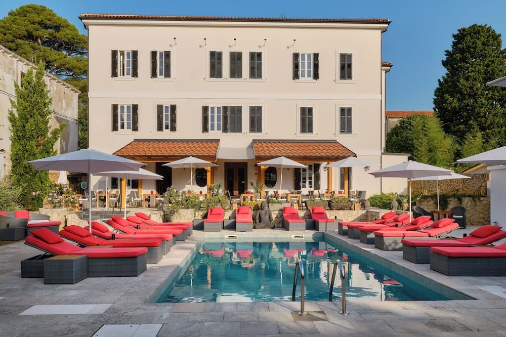 Dolphin Suites Hotel