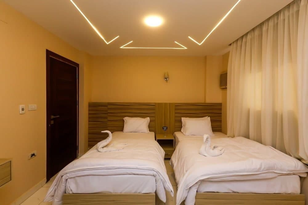 kings pyramids view inn