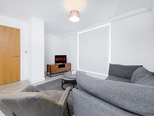 Salford - 2 Bed Apartment - Sleeps 4 - Wifi