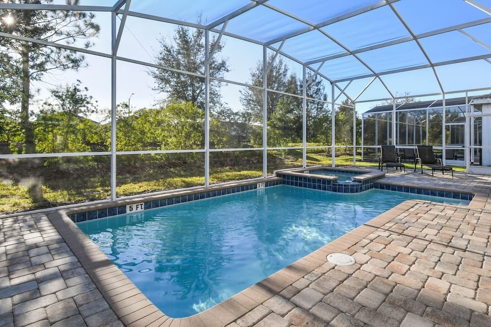 Green View Villa: 6 Beds, Pool & Resort Access