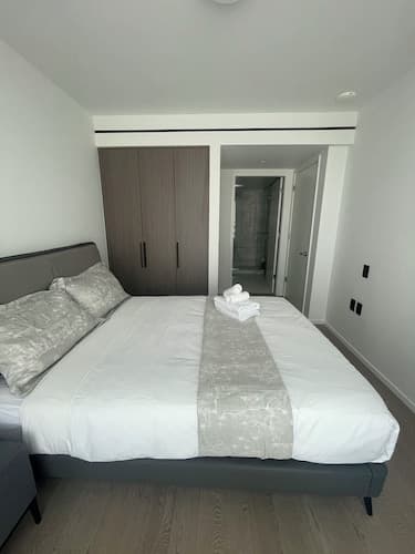 Chic Urban Stylish Condo in Downtown V