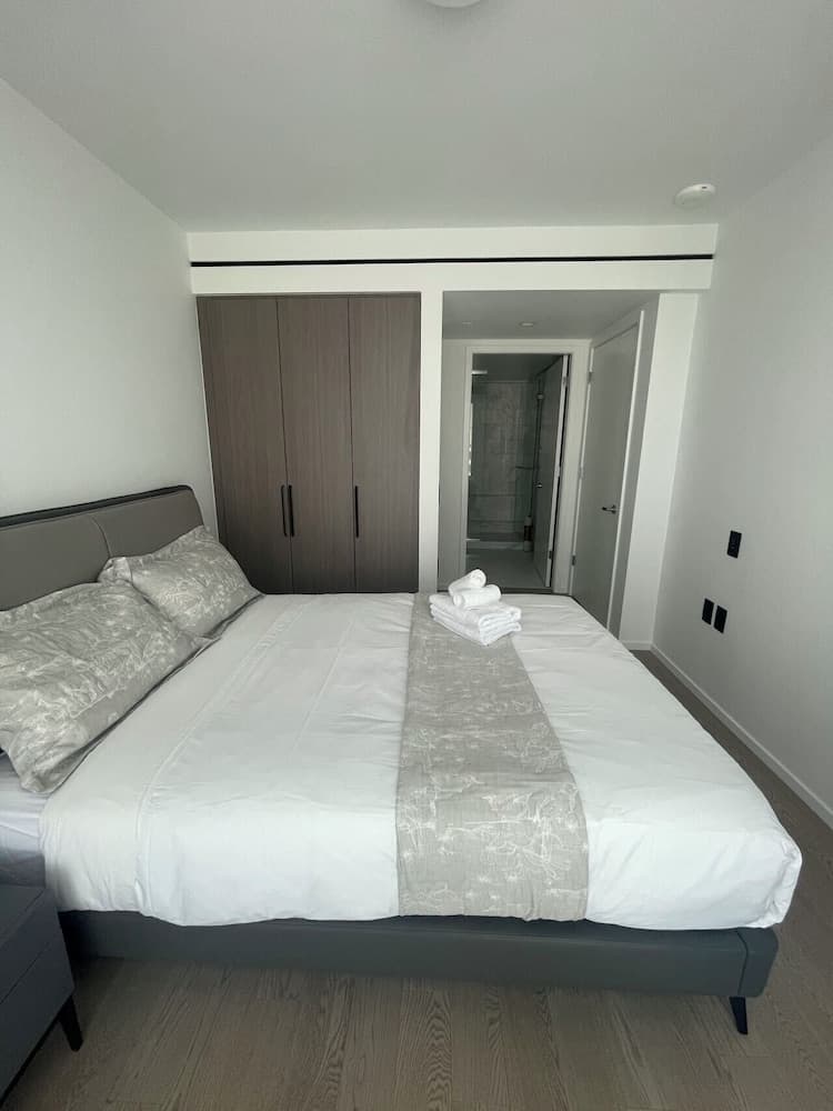 Chic Urban Stylish Condo in Downtown V