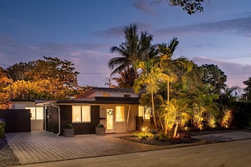 Walk to Wilton Drive - Spacious Quiet Villa 2 HOT TUB