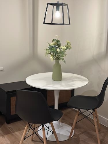 Renovatedapartmentsleeps4-freeparking-tv