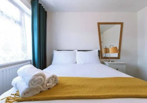 Reading - 3-bed House - Sleeps 6 - Garden - Wifi