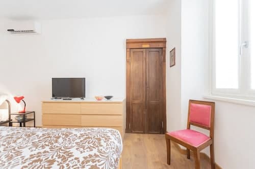Da Pia in Historycal Como City Centre by Rent all Como