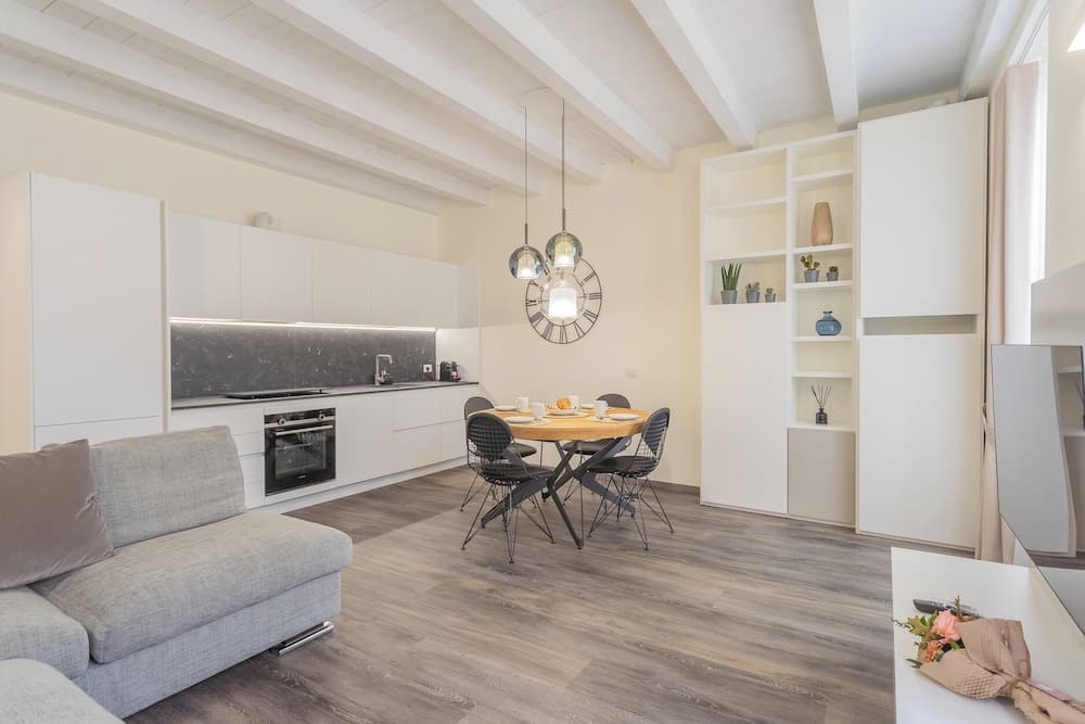 Modern & Stylish Apartment in Como City