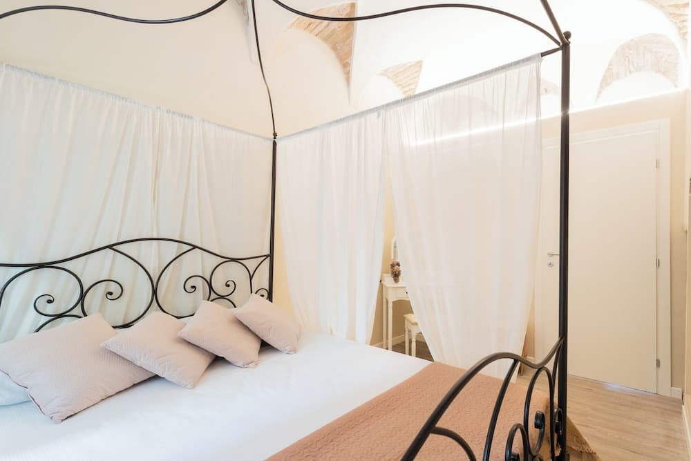 Romantic Escape City Centre With Jacuzzi & Parking