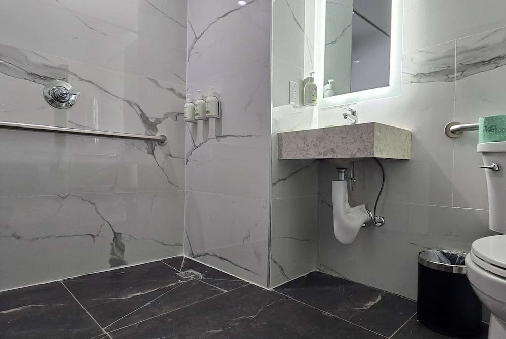 Engellilere uygun banyo