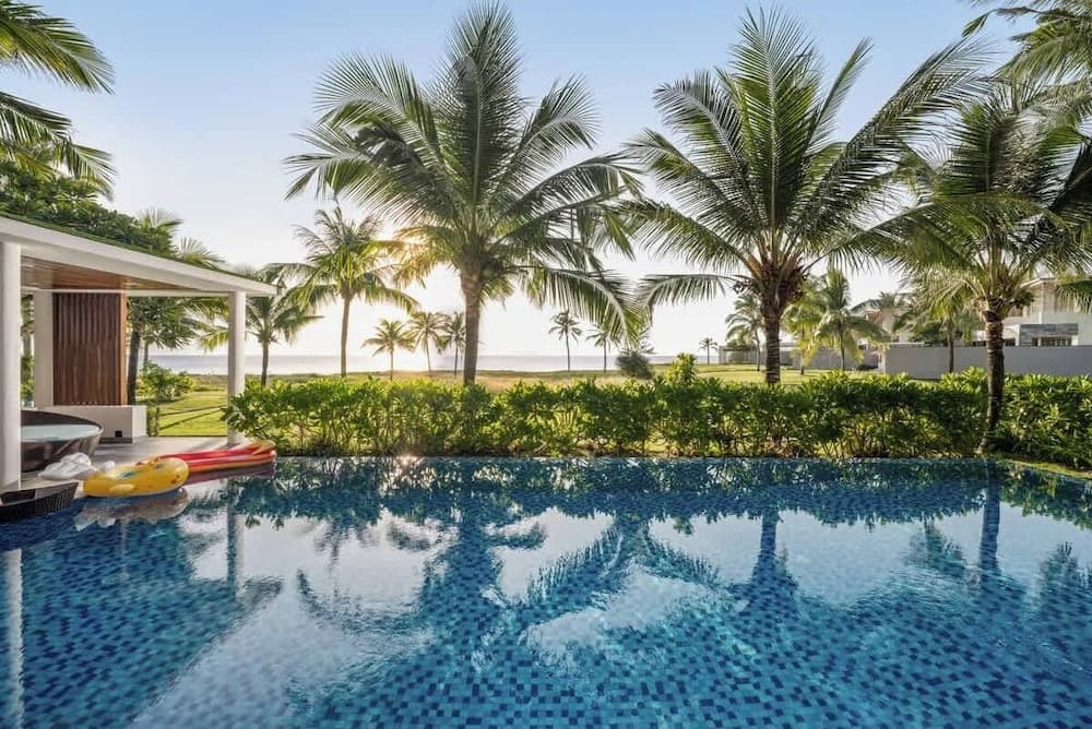 8BR Beachfront Eden: Luxury Events & Getaways