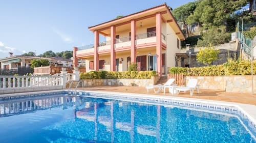 Vila Maer in Blanes With 5 Bedrooms and 2 Bathrooms