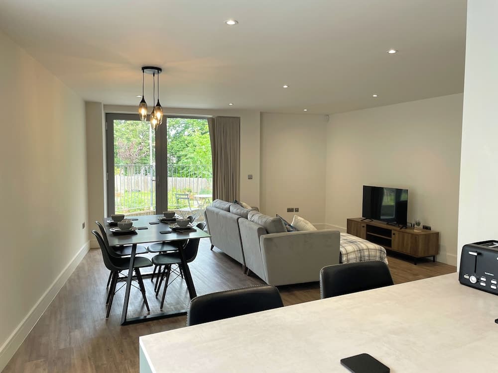 Modern and Sleek 2 Bed Apartment