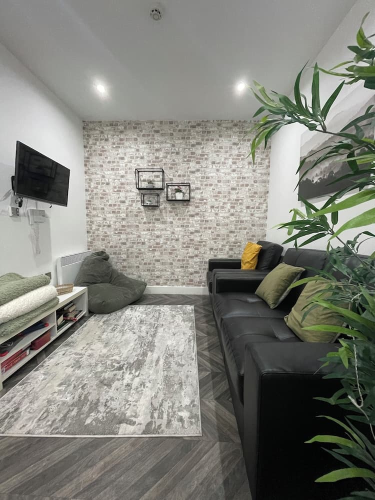 Stylish City Center 2 BR Retreat