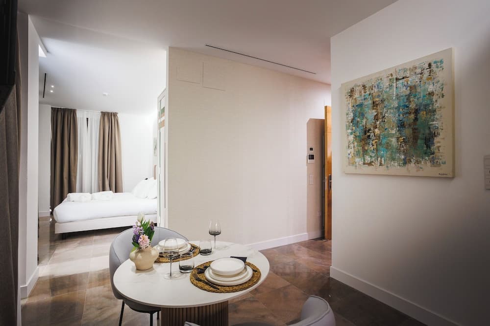 GG Good Game Corral del Carbon Apartment