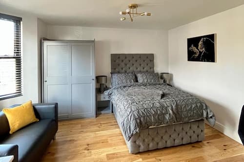 Cozy London Apartment , 2 Minutes to Tube!