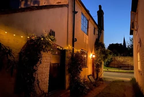 Local Pubs, Walking Routes, Cottage w Parking