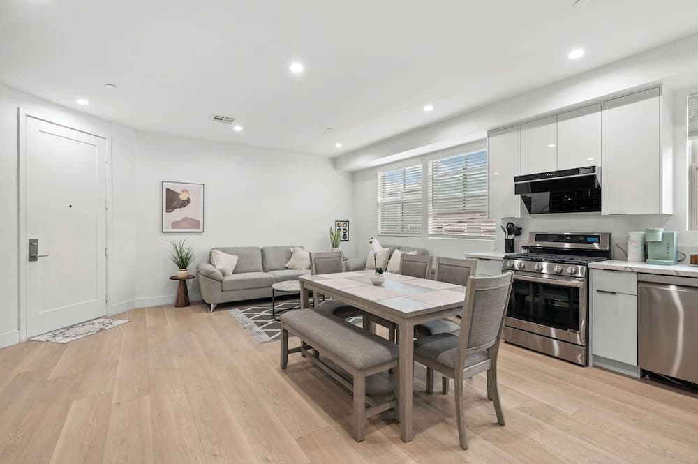 Not Affected by the Fire/modern Spacious Home With Parking & Fully Equipped Kitchen #3