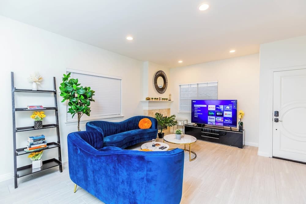 Not Affected by the Fire/elegant Pasadena Retreat Prime Comfort Awaits