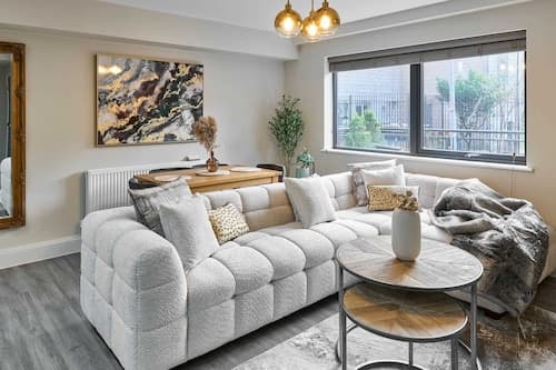 Host Stay Chic Townhouse by the Docks