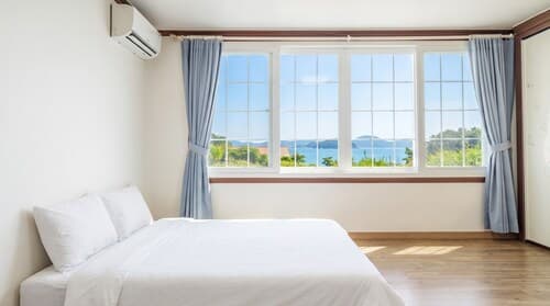 Geoje Kkachi and Santorini Pension