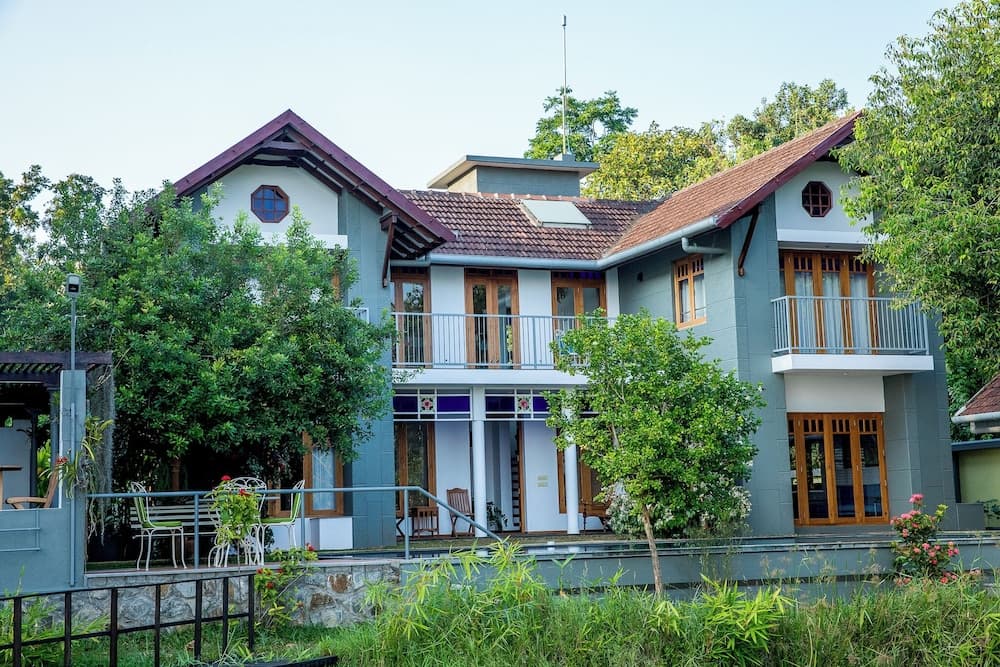 Hibiscus Earth - CGH Earth