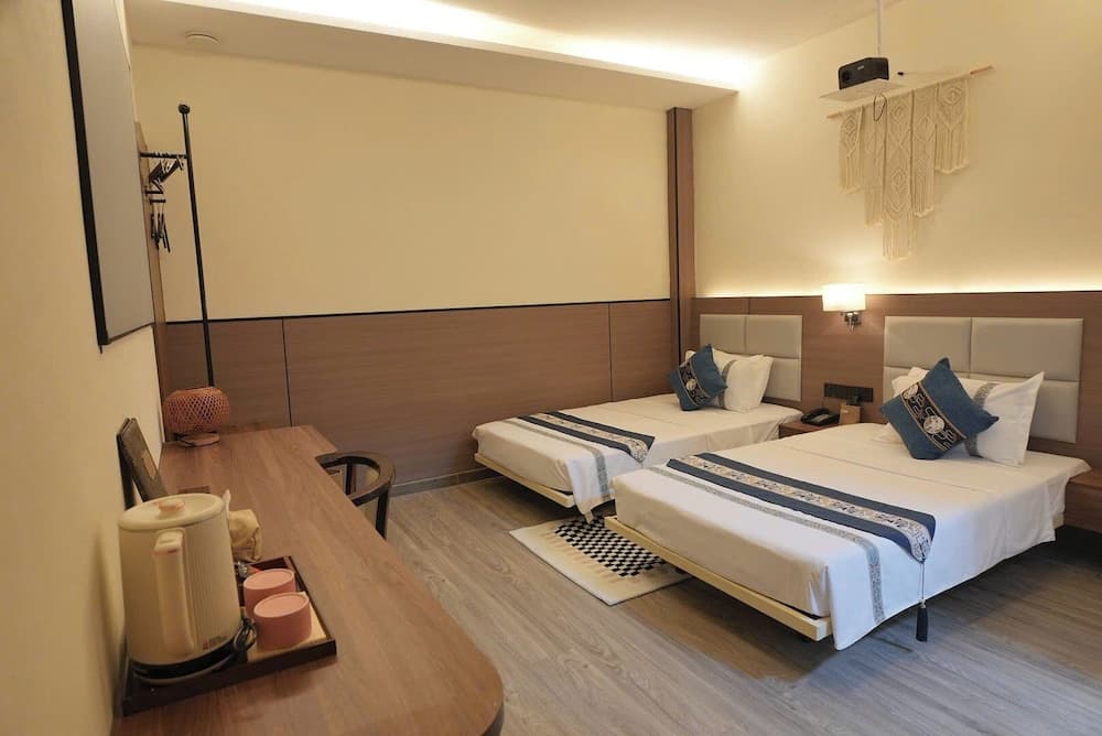 AMY HOTEL