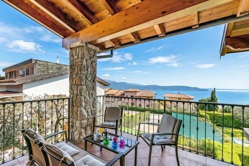 Julia's House With Lakeview and shared pool