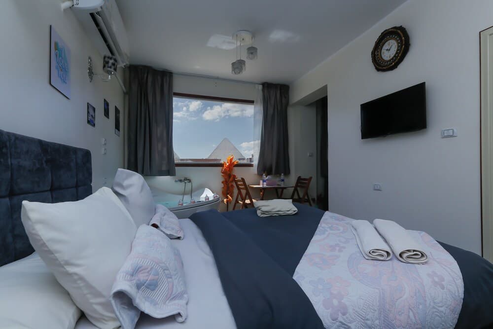 Panorama Pyramids Jacuzzi