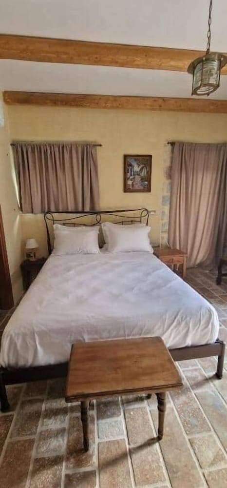 Arapis Rooms & Suites