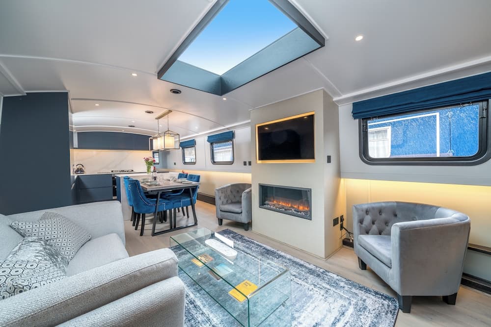 Elegant houseboat near Canary Wharf