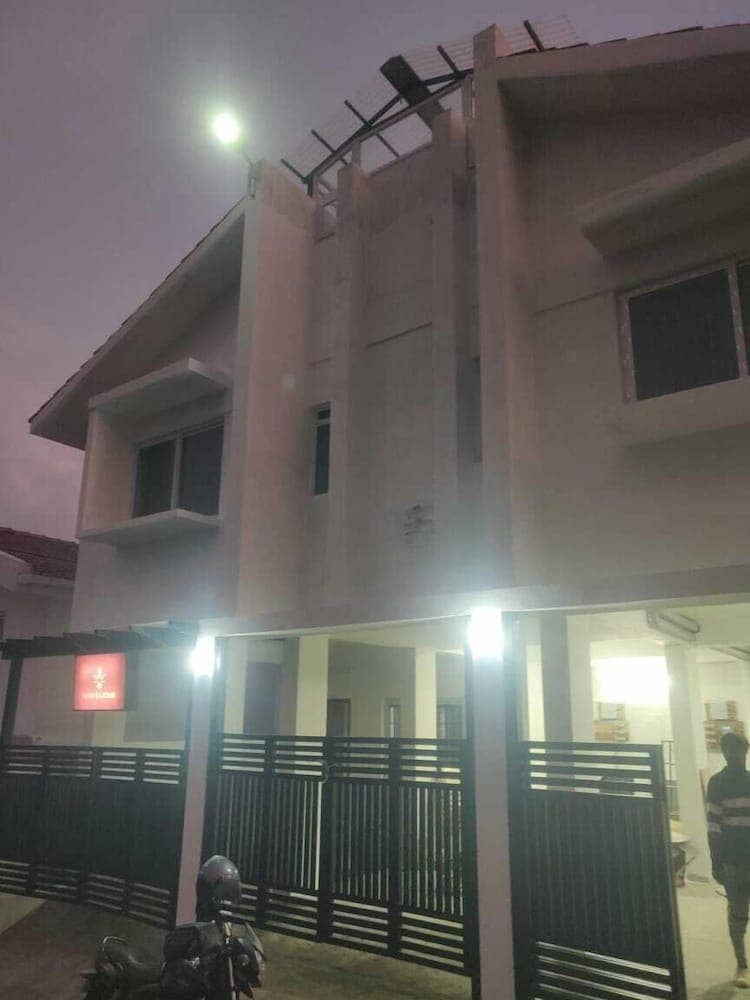 Konaklama yerinin ön cephesi - akşam/gece