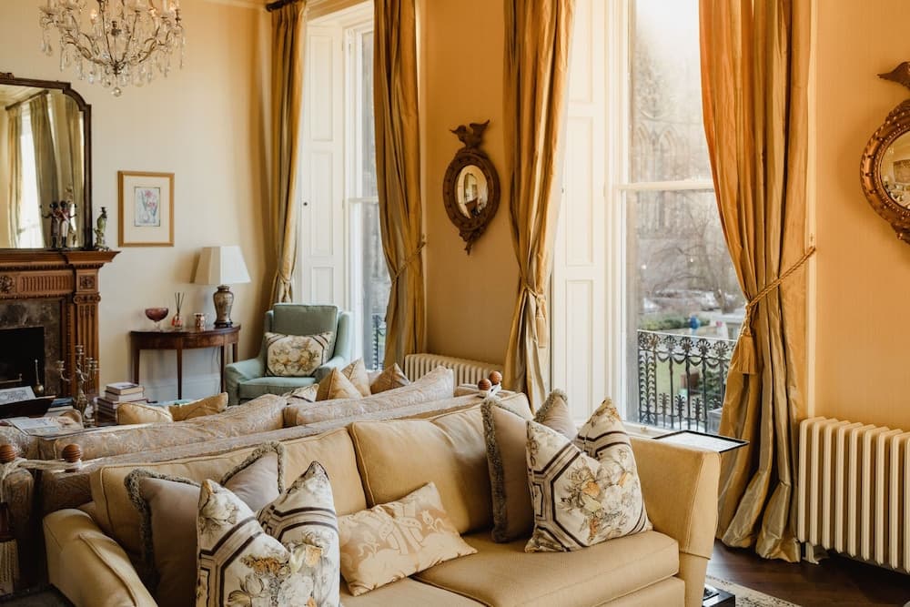 JOIVY Stately Georgian Townhouse