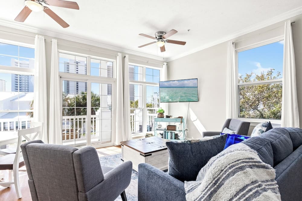 Sailors Cove: 5-bedroom, 4.5 Baths, Sleeps 12! Steps Away From the Beach!