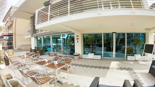 hotel half moon restaurant