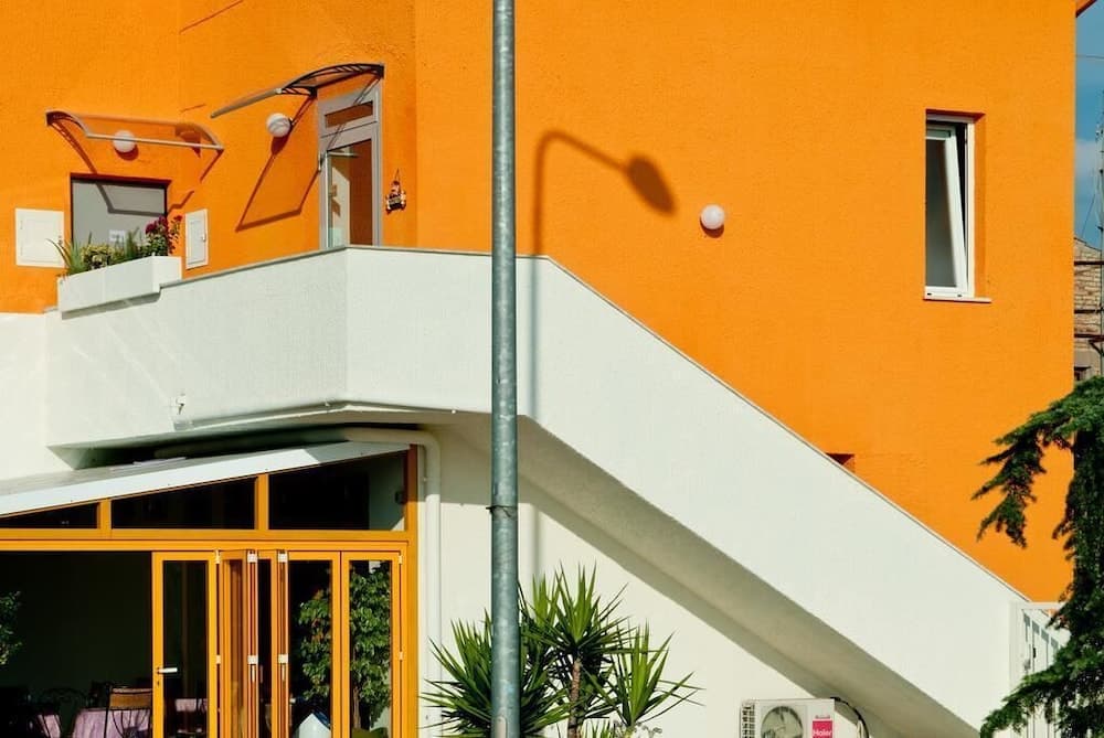 Konaklama yerinin ön cephesi